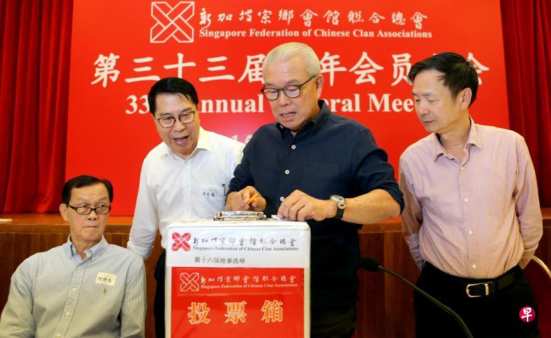 即将卸下宗乡总会会长一职的蔡天宝(右二),昨天在第33届会员大会上为宗乡总会第二阶段选举开箱计票。在一旁见证开票的是两名现任副会长何侨生(左一)和钟声坚(右一),以及财政方百成(左二)。(严宣融摄) 即将卸下宗乡总会会长一职的蔡天宝(右二),昨天在第33届会员大会上为宗乡总会第二阶段选举开箱计票。在一旁见证开票的是两名现任副会长何侨生(左一)和钟声坚(右一),以及财政方百成(左二)。(严宣融摄)