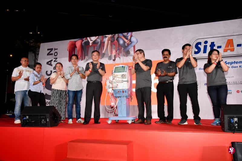 四名捐肾者和前肾病患者昨天分享个人经历,他们是捐肾者赛里(左起)以及接受了他肾脏的妻子努拉妮;捐肾给长子的王赛平,以及获移植弟弟肾脏的郑伟胜。他们过后也与卫生部长颜金勇、全国肾脏基金会执行理事长黄振令、基金会医药总监库玛医生、基金会董事李济麟和护理总监杨琇凌见证“挑战就座4小时”活动的结束。(伍书永摄) 四名捐肾者和前肾病患者昨天分享个人经历,他们是捐肾者赛里(左起)以及接受了他肾脏的妻子努拉妮;捐肾给长子的王赛平,以及获移植弟弟肾脏的郑伟胜。他们过后也与卫生部长颜金勇、全国肾脏基金会执行理事长黄振令、基金会医药总监库玛医生、基金会董事李济麟和护理总监杨琇凌见证“挑战就座4小时”活动的结束。(伍书永摄)