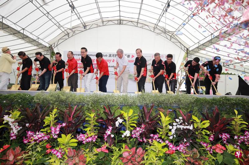 副总理兼国家安全统筹部长张志贤(右六),以及榜鹅东区议员张有福(右五)今早为新滨河民众俱乐部主持动土仪式。(唐家鸿摄) 副总理兼国家安全统筹部长张志贤(右六),以及榜鹅东区议员张有福(右五)今早为新滨河民众俱乐部主持动土仪式。(唐家鸿摄)