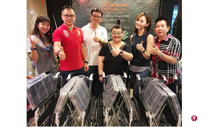 慧师傅(左二) 每年都自掏腰包,捐献辆轮椅给老人院,艺人们也来当义工。(受访者提供) 慧师傅(左二) 每年都自掏腰包,捐献辆轮椅给老人院,艺人们也来当义工。(受访者提供)