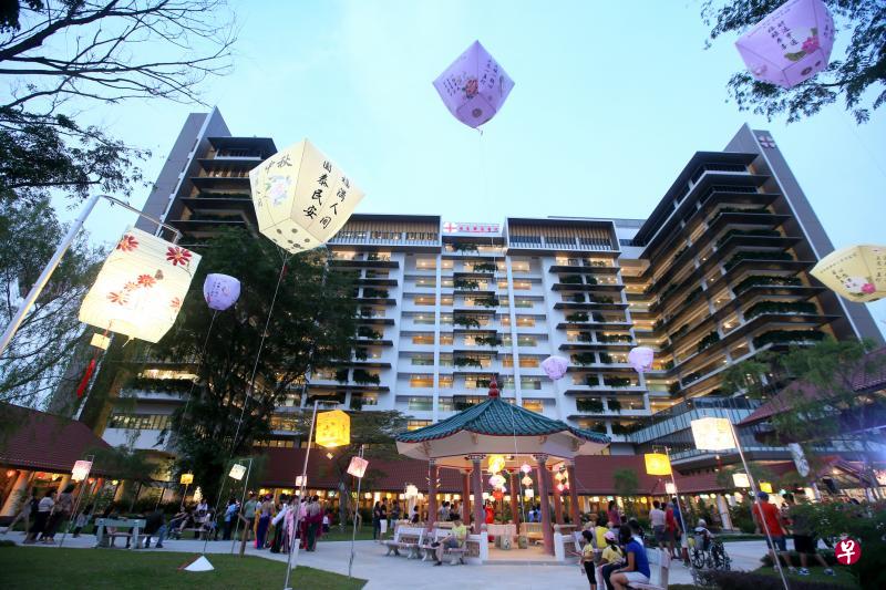 广惠肇留医院的人员前晚与病人、家属和公众同庆中秋，点放19个孔明灯。（龙国雄摄）