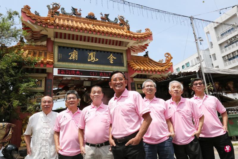 金凤庙理事会成员努力募款,以延长庙地租契和重修庙宇。左起为陈映惜、吴清光、刘泳江、戴碒珉、陈青云、林益华和许家山。(陈福洲摄) 金凤庙理事会成员努力募款,以延长庙地租契和重修庙宇。左起为陈映惜、吴清光、刘泳江、戴碒珉、陈青云、林益华和许家山。(陈福洲摄)