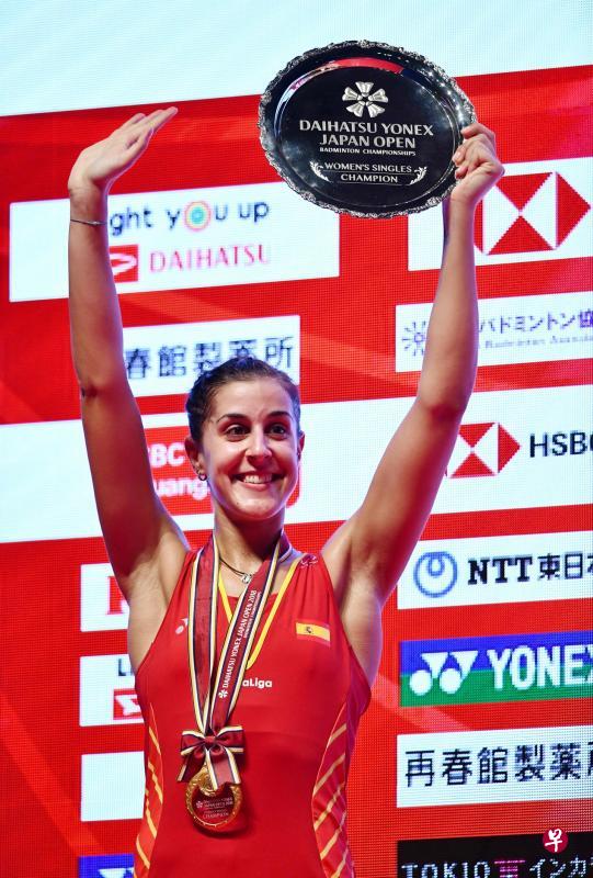 “西班牙猛女”卡洛琳娜以不逊于男单的速度和体能横扫各路女单好手,在日本公开赛夺冠。(法新社) “西班牙猛女”卡洛琳娜以不逊于男单的速度和体能横扫各路女单好手,在日本公开赛夺冠。(法新社)