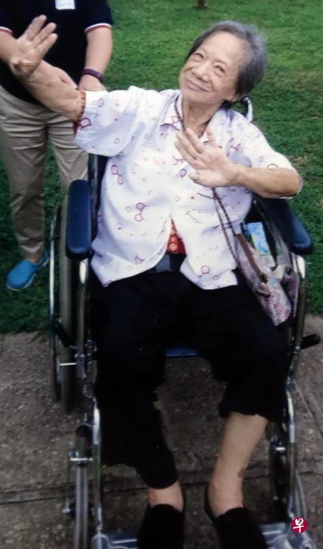 半生奉献给舞台的她,到了晚年依然热爱唱戏。(受访者提供) 半生奉献给舞台的她,到了晚年依然热爱唱戏。(受访者提供)