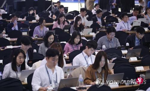 9月17日上午,位于首尔东大门设计广场的韩朝首脑会谈主新闻中心,大批记者为文金会积极准备。(韩联社) 9月17日上午,位于首尔东大门设计广场的韩朝首脑会谈主新闻中心,大批记者为文金会积极准备。(韩联社)