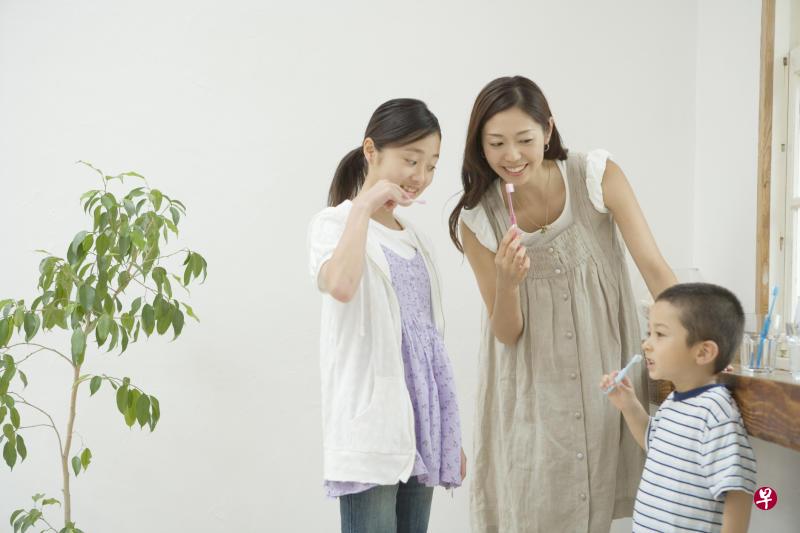 牙医建议,孩童刷牙时,家长应该在旁监督整个过程。(图:istock) 牙医建议,孩童刷牙时,家长应该在旁监督整个过程。(图:istock)