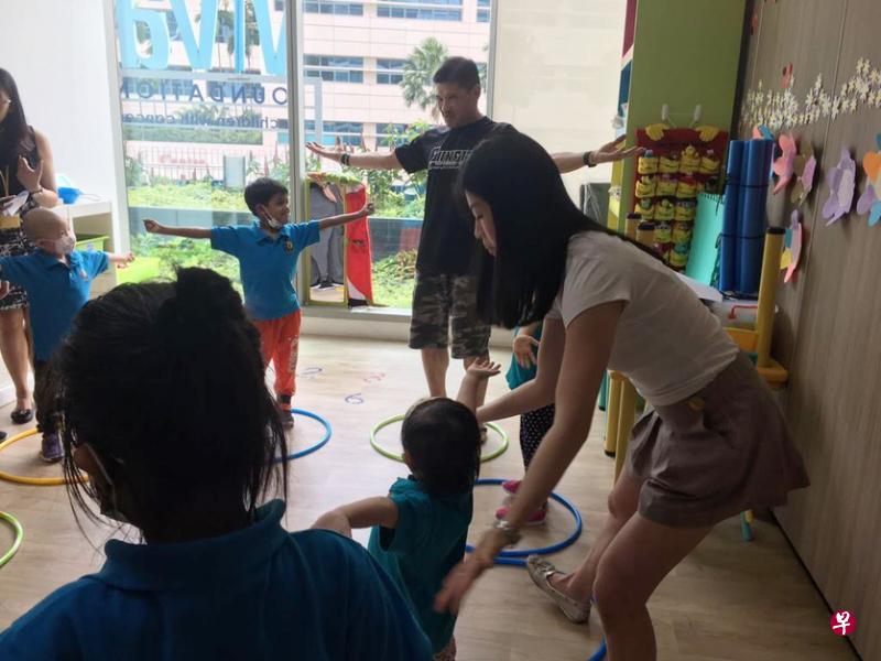 王朝强(后排站立者)带领伊曼纽尔·偍玖(橘色裤子)与其他患癌儿童一起做健身操。(儿童癌症基金提供) 王朝强(后排站立者)带领伊曼纽尔·偍玖(橘色裤子)与其他患癌儿童一起做健身操。(儿童癌症基金提供)