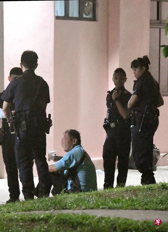 黄志勇坐在草地上,警员到场了解情况。(蔡振鸿 摄) 黄志勇坐在草地上,警员到场了解情况。(蔡振鸿 摄)