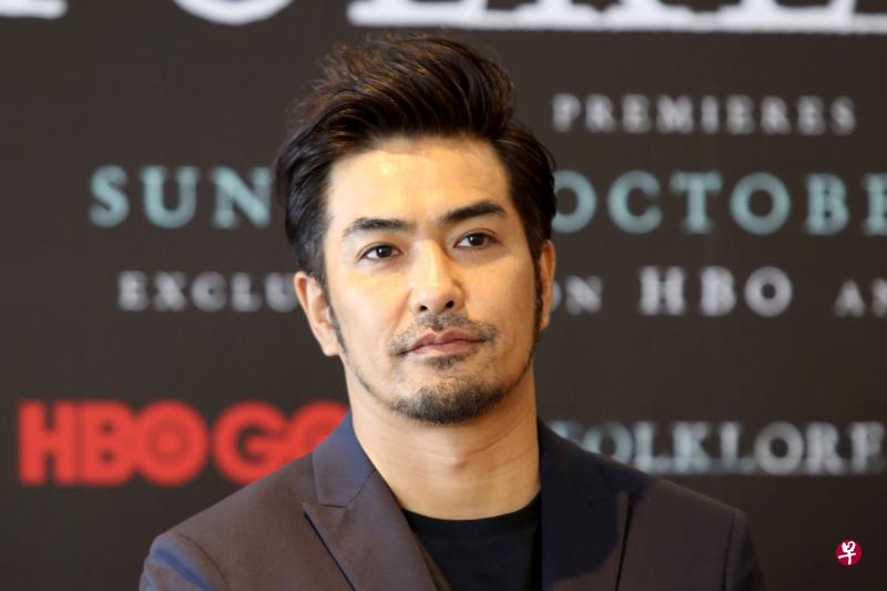 北村一辉拍完戏会往身体和周边撒盐驱邪。(龙国雄摄) 北村一辉拍完戏会往身体和周边撒盐驱邪。(龙国雄摄)