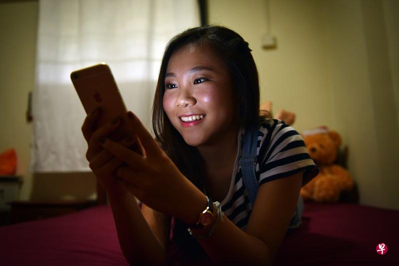 除了长时间看手机,熬夜、睡眠不足等因素,也会导致眼睛疲劳。(档案照) 除了长时间看手机,熬夜、睡眠不足等因素,也会导致眼睛疲劳。(档案照)