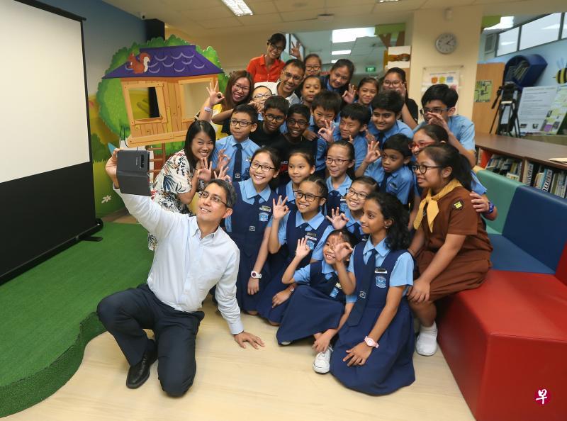 教育部兼社会及家庭发展部高级政务次长费绍尔(左一)聆听崇正小学学生呈现所参与的德育在于行动计划后,主持座谈会分享经验,并承诺将在自己的社交媒体上帮他们宣传这些公益计划。(梁伟康摄) 教育部兼社会及家庭发展部高级政务次长费绍尔(左一)聆听崇正小学学生呈现所参与的德育在于行动计划后,主持座谈会分享经验,并承诺将在自己的社交媒体上帮他们宣传这些公益计划。(梁伟康摄)