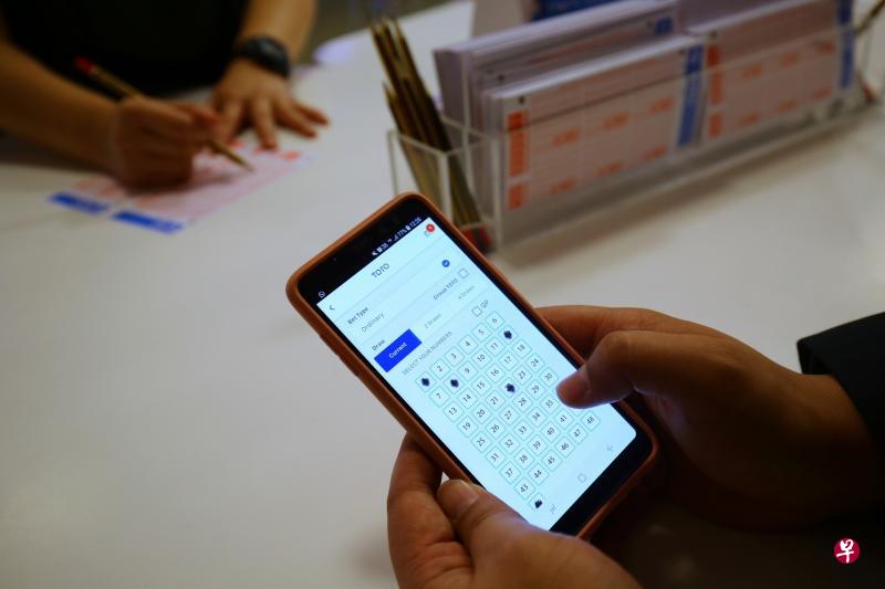 公众今后可选择透过“eBetslip”手机应用填写多多或万字票电子投注单,再到投注站扫描投注单上的QR码付款,即可完成下注程序。(萧紫薇摄) 公众今后可选择透过“eBetslip”手机应用填写多多或万字票电子投注单,再到投注站扫描投注单上的QR码付款,即可完成下注程序。(萧紫薇摄)