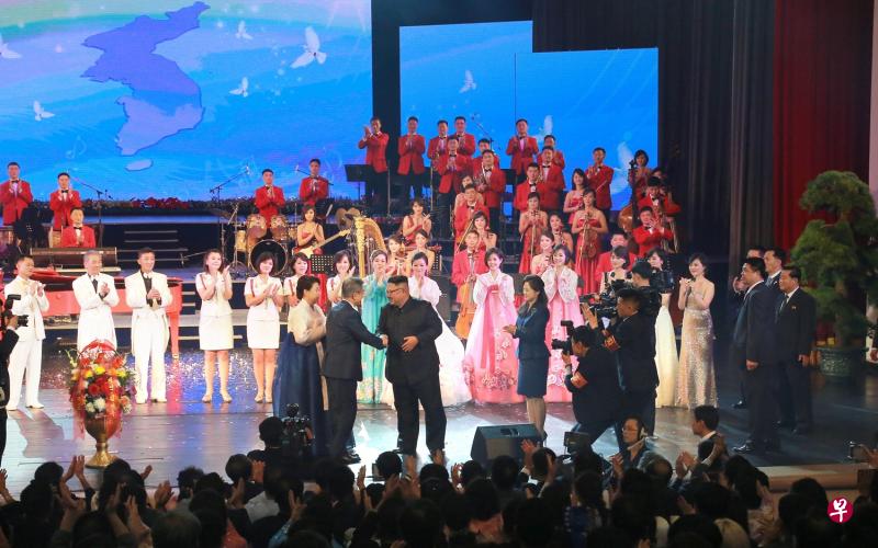 9月18日晚上,文在寅与金正恩在平壤大剧场,一起观赏三池渊管弦乐团的文艺演出。表演结束后,两人一起上台致意,台上台下报以热烈掌声。(路透社) 9月18日晚上,文在寅与金正恩在平壤大剧场,一起观赏三池渊管弦乐团的文艺演出。表演结束后,两人一起上台致意,台上台下报以热烈掌声。(路透社)