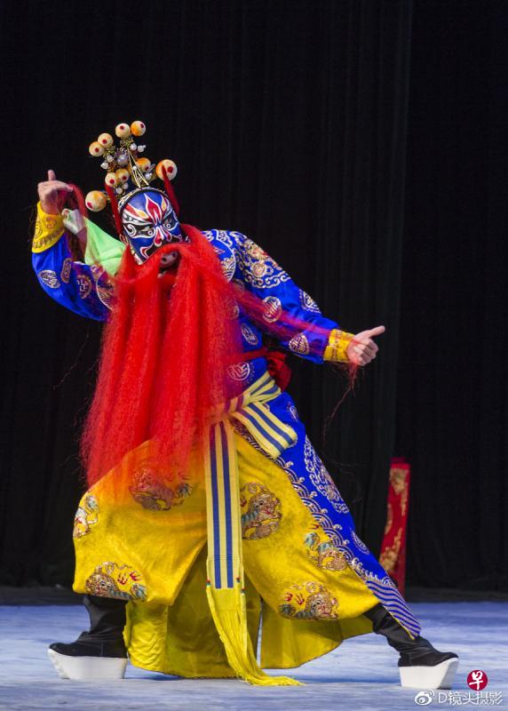 邓沐玮是裘派花脸四代代表人物中的第三代。 邓沐玮是裘派花脸四代代表人物中的第三代。