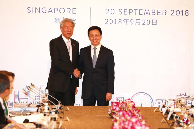 张志贤(左)今早是与到访的中共政治局常委、中国国务院副总理韩正(右),共同主持会议。韩正也是联委会中方主席。(邝启聪摄) 张志贤(左)今早是与到访的中共政治局常委、中国国务院副总理韩正(右),共同主持会议。韩正也是联委会中方主席。(邝启聪摄)