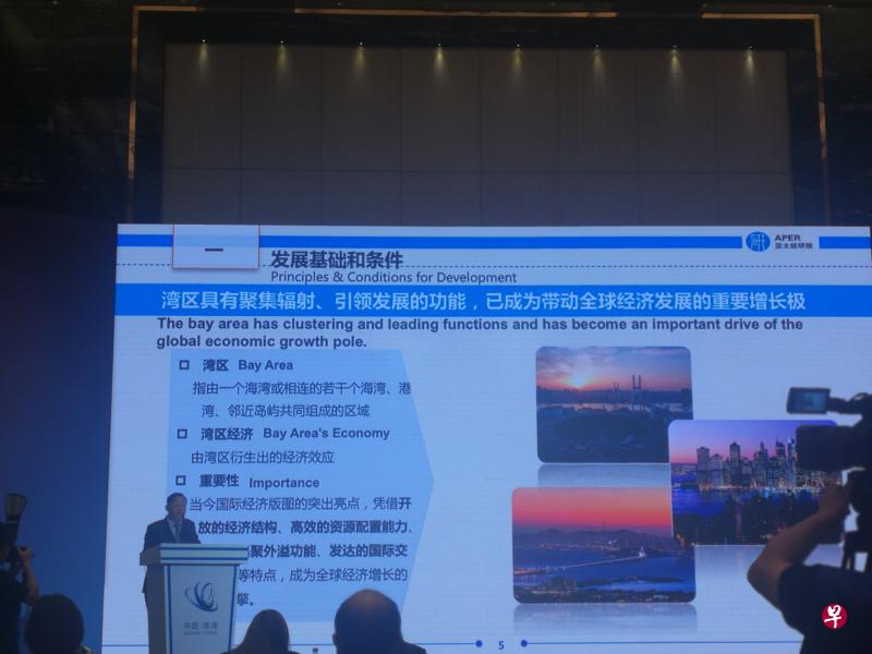 广东亚太创新经济研究院理事长李志坚表示,粤港澳大湾区的短板在于科技创新,要打造国际科创中心,粤港澳必须突破行政壁垒,打破城市之间的障碍,优化跨区域合作模式。(曾实摄) 广东亚太创新经济研究院理事长李志坚表示,粤港澳大湾区的短板在于科技创新,要打造国际科创中心,粤港澳必须突破行政壁垒,打破城市之间的障碍,优化跨区域合作模式。(曾实摄)