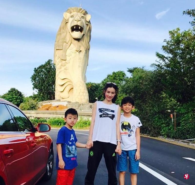 张柏芝带儿子游新加坡,作为上中学的奖励。(本文作者提供) 张柏芝带儿子游新加坡,作为上中学的奖励。(本文作者提供)