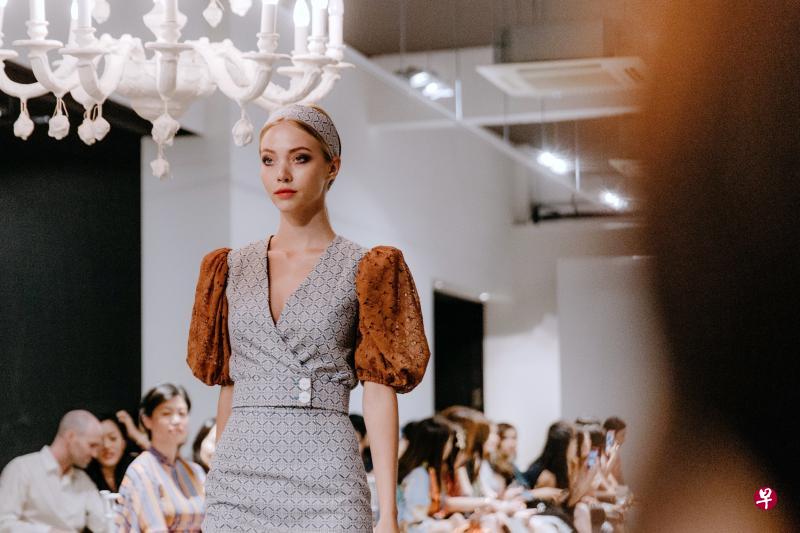 Ong Shunmugam2019年休旅系列将不同的剪裁元素拼凑在一件衣服上,而且处处可见“袖”功。(品牌提供图片) Ong Shunmugam2019年休旅系列将不同的剪裁元素拼凑在一件衣服上,而且处处可见“袖”功。(品牌提供图片)