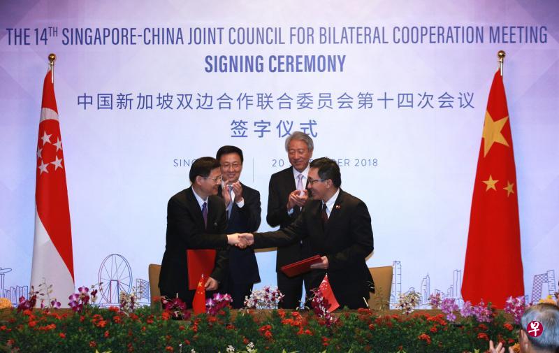 在新加坡副总理张志贤(后右)和中国国务院副总理韩正(后左)的见证下,苏州市长李亚平(前左)和我国贸工部常任秘书罗锦贤分别代表苏州工业园区管委会与新加坡企业发展局、科技研究局,共同签署了《关于深化在科技创新创业与商业化领域合作的谅解备忘录》。(邝启聪摄) 在新加坡副总理张志贤(后右)和中国国务院副总理韩正(后左)的见证下,苏州市长李亚平(前左)和我国贸工部常任秘书罗锦贤分别代表苏州工业园区管委会与新加坡企业发展局、科技研究局,共同签署了《关于深化在科技创新创业与商业化领域合作的谅解备忘录》。(邝启聪摄)