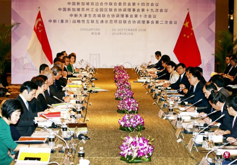 我国副总理兼国家安全统筹部长张志贤(左五)率领财政部长王瑞杰(左四)、外长维文(左七)、文化、社区与青年部长傅海燕(左三)、国家发展部长黄循财(左二)等内阁部长,参加由他与中共政治局常委、中国国务院副总理韩正(右五)共同主持的新中双边合作联合委员会会议。(邝启聪摄) 我国副总理兼国家安全统筹部长张志贤(左五)率领财政部长王瑞杰(左四)、外长维文(左七)、文化、社区与青年部长傅海燕(左三)、国家发展部长黄循财(左二)等内阁部长,参加由他与中共政治局常委、中国国务院副总理韩正(右五)共同主持的新中双边合作联合委员会会议。(邝启聪摄)