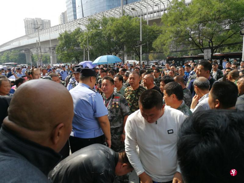 数百名退役军人昨天在北京上访，聚集在中国退役军人事务部附近的广场，但没有同前来维持秩序的民警发生激烈冲突。（游润恬摄）