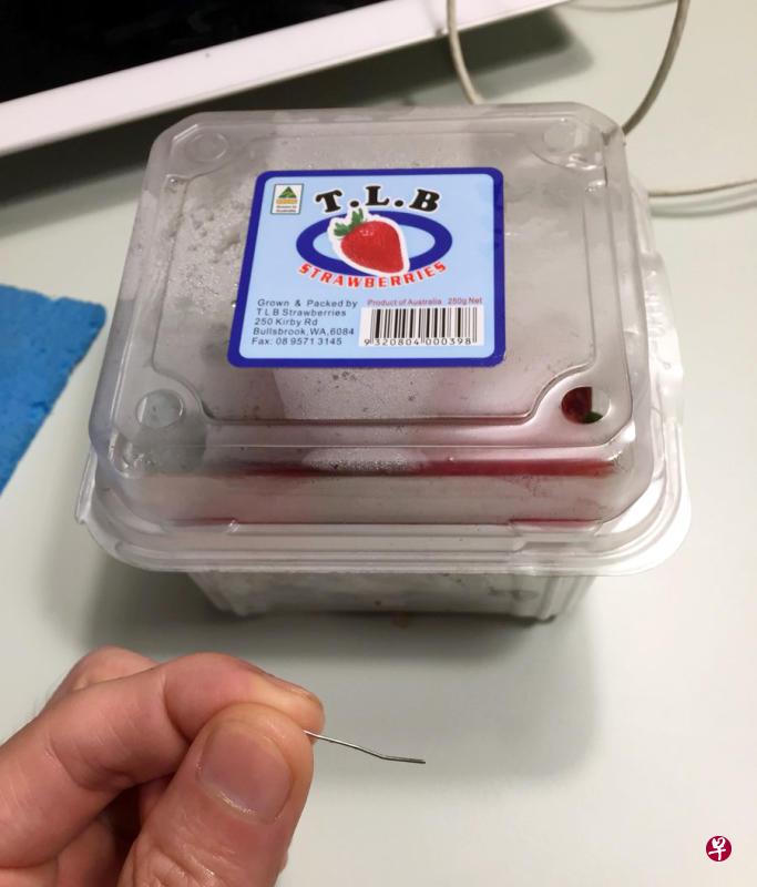 有网民称,在本地超市购买的草莓,发现藏针。(取自推特) 有网民称,在本地超市购买的草莓,发现藏针。(取自推特)