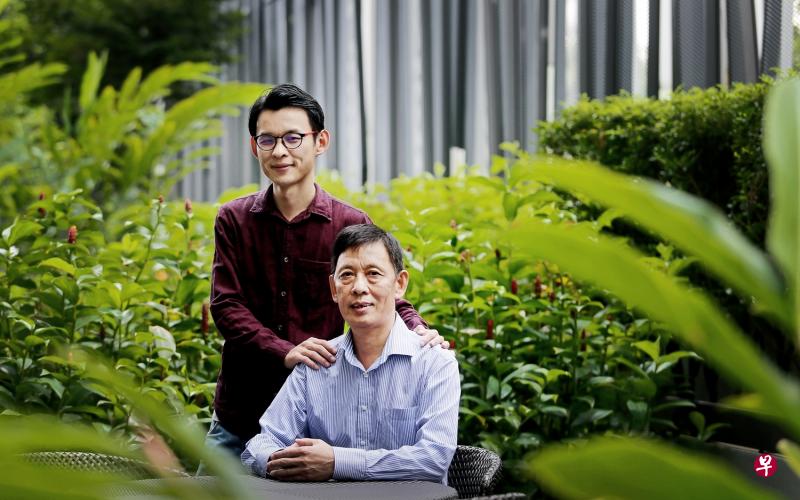 陈清忠(左)和父亲陈玉辉虽血型不同,但因为先进的医学技术和严谨的医疗团队,两人成功进行了东南亚首宗血型不符的活体肝脏移植手术,一家人的感情也因此变得更加亲密。(严宣融摄) 陈清忠(左)和父亲陈玉辉虽血型不同,但因为先进的医学技术和严谨的医疗团队,两人成功进行了东南亚首宗血型不符的活体肝脏移植手术,一家人的感情也因此变得更加亲密。(严宣融摄)