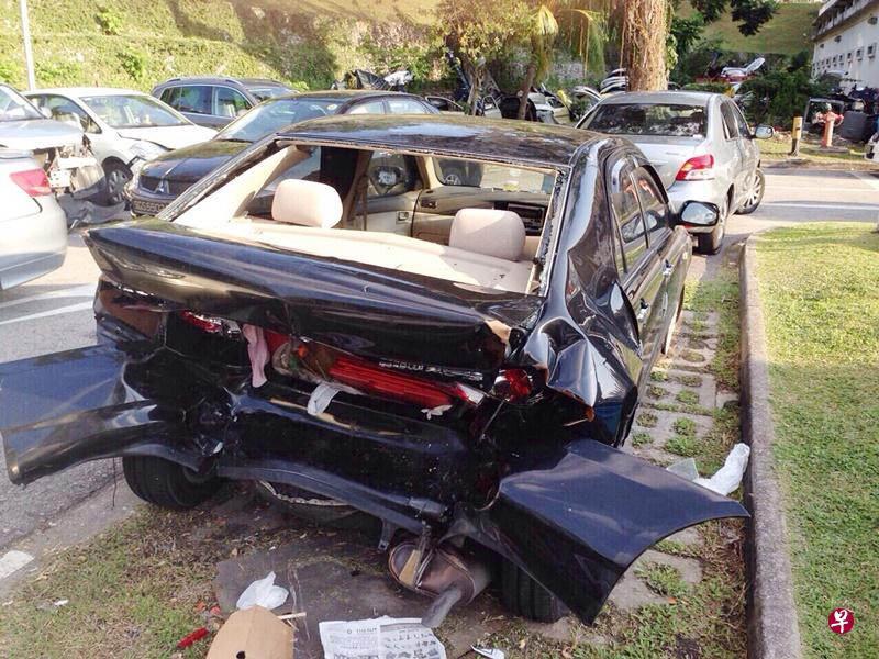 吴先生出示汽车被撞毁的照片。(档案照) 吴先生出示汽车被撞毁的照片。(档案照)