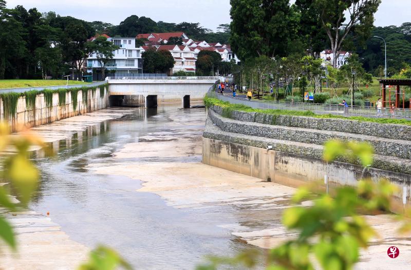 配合武吉知马第一分水渠的扩建与改善工程,公用事业局为该水渠在荷兰绿园和荷兰坪之间的这一段进行美化工程,让公众有多一个运动和散步的休憩空间。(唐家鸿摄) 配合武吉知马第一分水渠的扩建与改善工程,公用事业局为该水渠在荷兰绿园和荷兰坪之间的这一段进行美化工程,让公众有多一个运动和散步的休憩空间。(唐家鸿摄)
