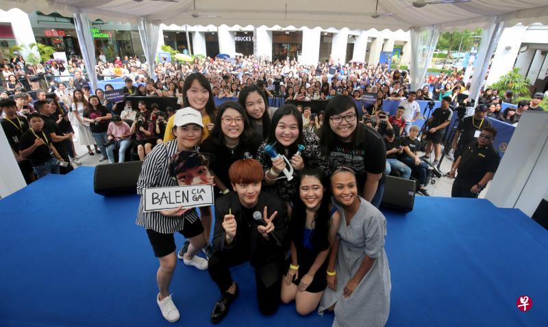 陆星材(前排举V字手势者)昨天受Samsung和Viu的邀请来新,在白沙浮商业城举行粉丝见面会。(严宣融摄影) 陆星材(前排举V字手势者)昨天受Samsung和Viu的邀请来新,在白沙浮商业城举行粉丝见面会。(严宣融摄影)