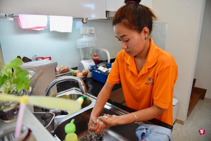 根据人力部数据,目前有170名钟点女佣通过去年9月开始试行的家政服务计划为本地家庭服务。(伍书永摄) 根据人力部数据,目前有170名钟点女佣通过去年9月开始试行的家政服务计划为本地家庭服务。(伍书永摄)