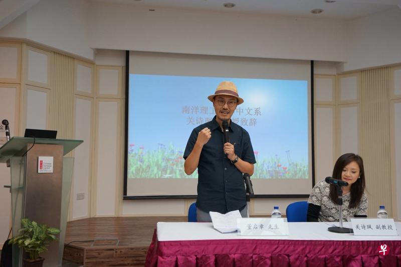 董启章在南大驻校作家欢迎仪式上分享写作心得,右为主持人南大中文系副教授关诗珮。(南大中文系提供) 董启章在南大驻校作家欢迎仪式上分享写作心得,右为主持人南大中文系副教授关诗珮。(南大中文系提供)