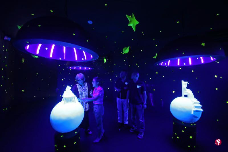 新加坡集邮馆推出首个专为视障者设计的展览,让访客通过触觉了解法国童话小说《小王子》故事内容。(谢智扬摄) 新加坡集邮馆推出首个专为视障者设计的展览,让访客通过触觉了解法国童话小说《小王子》故事内容。(谢智扬摄)