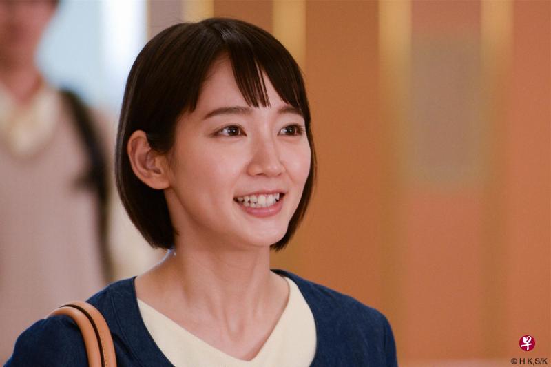 吉冈里帆饰演热心的社工,负责救济区内的各类贫困人士。(Wakuwaku Japan提供) 吉冈里帆饰演热心的社工,负责救济区内的各类贫困人士。(Wakuwaku Japan提供)