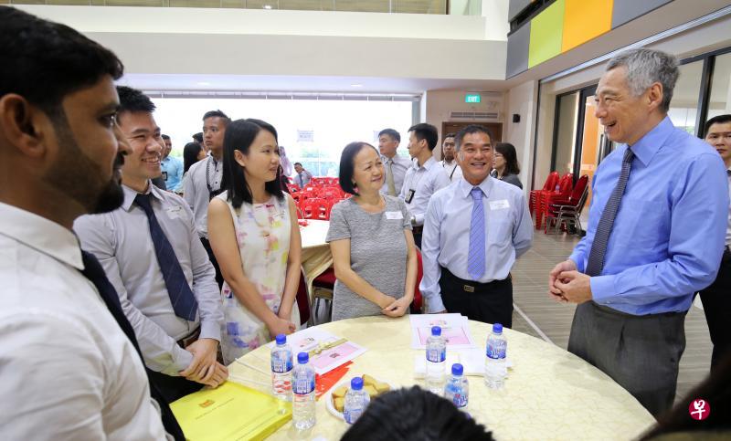 李显龙总理（右一）在新公民宣誓仪式结束之后向在场的新公民表示祝贺，其中就包括在我国居住多年的王富明（右二）和戴美玉（右三）夫妇。（梁麒麟摄）