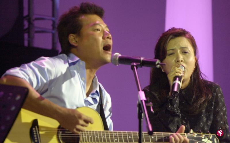 巫启贤(左)与颜黎明从新谣转到酒廊驻唱,有着“革命情感”。(档案照) 巫启贤(左)与颜黎明从新谣转到酒廊驻唱,有着“革命情感”。(档案照)