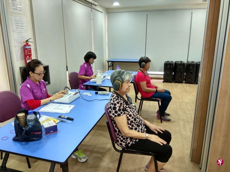 乐龄体检计划让乐龄人士在住家附近完成听力、视力和口腔三项体检。图为乐龄者在接受听力检查。(邱德拔医院提供) 乐龄体检计划让乐龄人士在住家附近完成听力、视力和口腔三项体检。图为乐龄者在接受听力检查。(邱德拔医院提供)