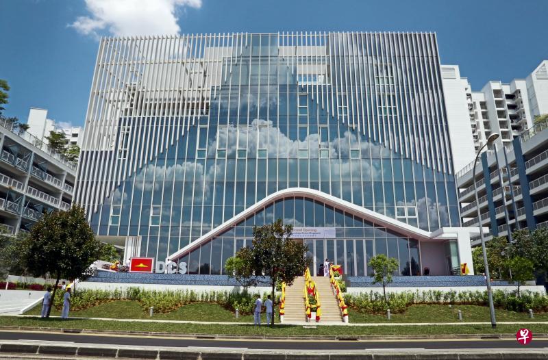 位于榜鹅苏芒径的新加坡法身寺正式开幕。寺院外墙采用“双手合掌”的设计,象征着对各种族宗教的欢迎和尊敬。(庄耿闻摄) 位于榜鹅苏芒径的新加坡法身寺正式开幕。寺院外墙采用“双手合掌”的设计,象征着对各种族宗教的欢迎和尊敬。(庄耿闻摄)