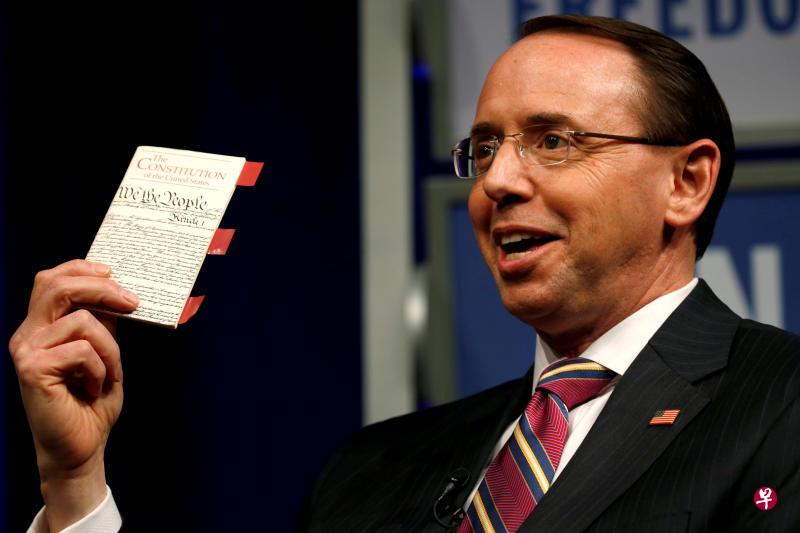 2018年5月1日,美国司法部副部长罗森斯坦在华盛顿的新闻博物馆参加法律日活动时,展示美国宪法副本。(路透社) 2018年5月1日,美国司法部副部长罗森斯坦在华盛顿的新闻博物馆参加法律日活动时,展示美国宪法副本。(路透社)