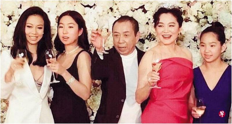 林青霞与邢李㷧一家有三个女儿,她视老公与前妻所生的大女儿为己出。(互联网) 林青霞与邢李㷧一家有三个女儿,她视老公与前妻所生的大女儿为己出。(互联网)