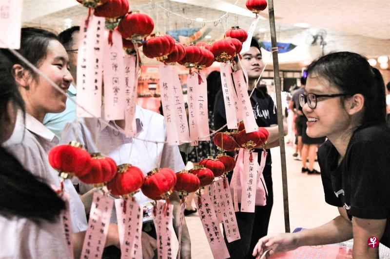 学校主办猜灯谜等益智活动，让学生在玩乐的同时增广知识。