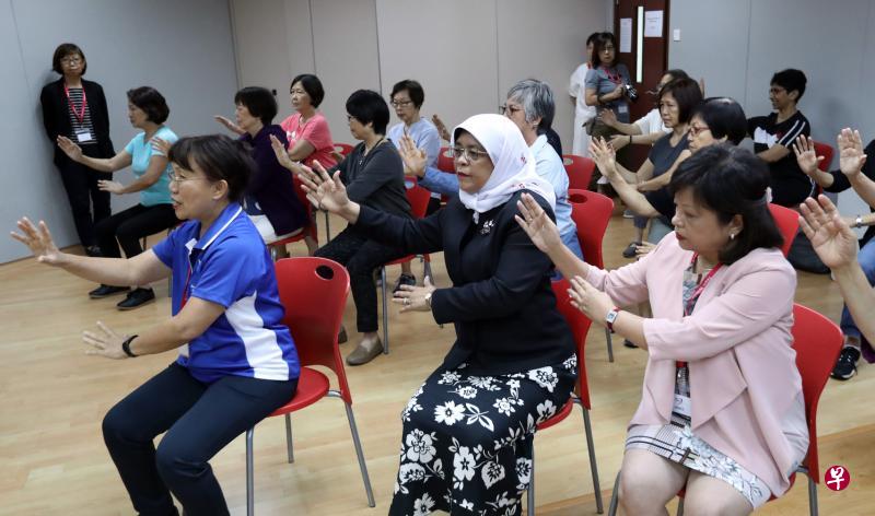 哈莉玛总统(右二)在雅乐妇友会会长伍琳爱(右一)等人的陪同下,与会员和义工一起坐着学打太极。(饶进礼摄) 哈莉玛总统(右二)在雅乐妇友会会长伍琳爱(右一)等人的陪同下,与会员和义工一起坐着学打太极。(饶进礼摄)