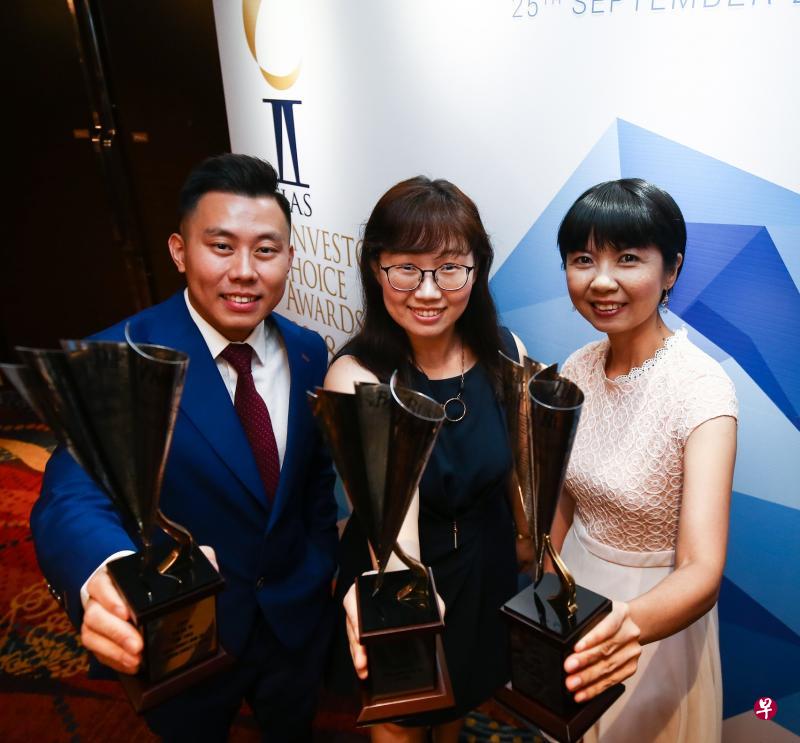 《联合早报》财经新闻执行级记者黄康玮(左起)获颁最有潜能财经记者奖,另两名执行级记者陈婧和陈爱薇则获得特别奖。(陈斌勤摄) 《联合早报》财经新闻执行级记者黄康玮(左起)获颁最有潜能财经记者奖,另两名执行级记者陈婧和陈爱薇则获得特别奖。(陈斌勤摄)