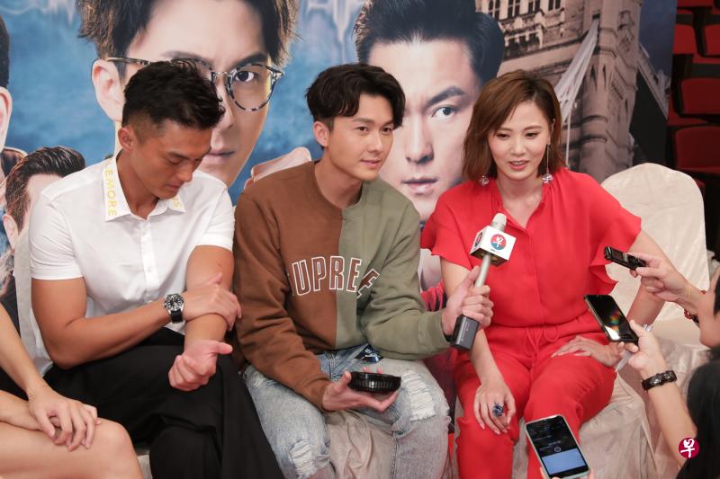 杨明、王浩信和朱晨丽在《兄弟》中搭档演出。(图片:TVB) 杨明、王浩信和朱晨丽在《兄弟》中搭档演出。(图片:TVB)