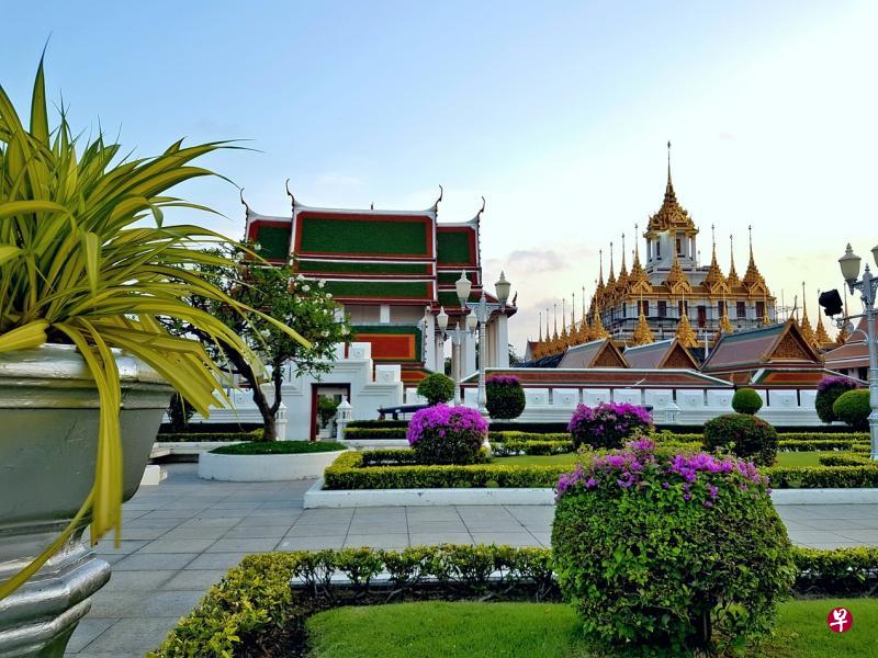 曼谷老城百年以上的寺庙很多,例如这座建于1846年金碧辉煌的Loha Prasat。 曼谷老城百年以上的寺庙很多,例如这座建于1846年金碧辉煌的Loha Prasat。