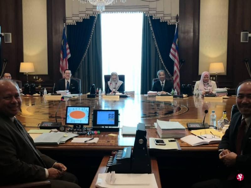 旺阿兹莎(中)周三代替首相马哈迪主持内阁会议,成为马国首位主持内阁会议的女性。左二是财政部长林冠英。右二起是乡村及区域发展部长丽娜哈伦以及内政部长慕尤丁。(取自旺阿兹莎面簿照片) 旺阿兹莎(中)周三代替首相马哈迪主持内阁会议,成为马国首位主持内阁会议的女性。左二是财政部长林冠英。右二起是乡村及区域发展部长丽娜哈伦以及内政部长慕尤丁。(取自旺阿兹莎面簿照片)