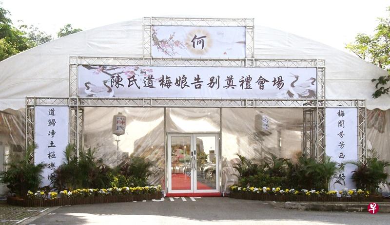 陈志伟亲手设计,免费打造牌楼,聊表心意。(蔡振鸿摄) 陈志伟亲手设计,免费打造牌楼,聊表心意。(蔡振鸿摄)