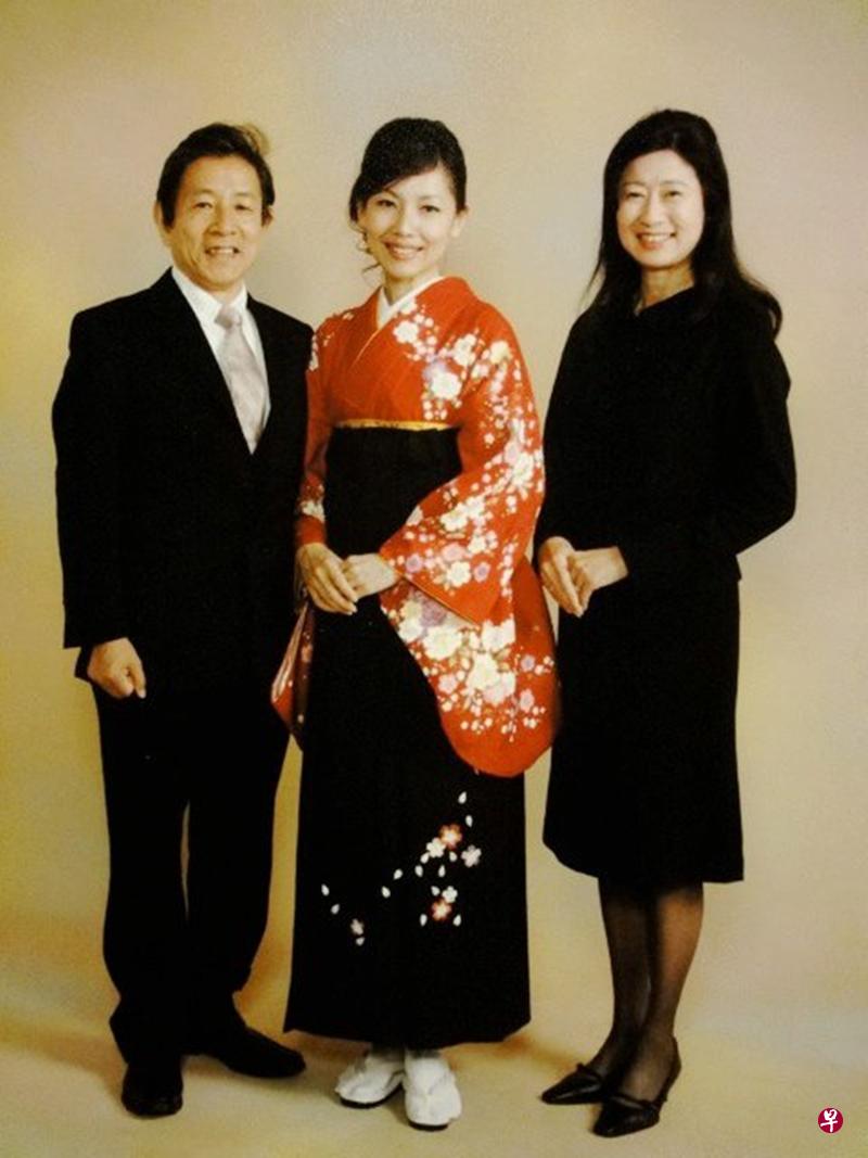 欧菁仙(中)与日本“家人”合影。(作者提供) 欧菁仙(中)与日本“家人”合影。(作者提供)