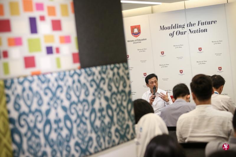 教育部长王乙康昨在记者会上针对调整目的指出,学校也许有太多考试和测验,可稍微“松绑一下”,在没有废除一些年中考试、小六会考和O水准考试的情况下,维持对学生学习的严格要求。(叶振忠摄) 教育部长王乙康昨在记者会上针对调整目的指出,学校也许有太多考试和测验,可稍微“松绑一下”,在没有废除一些年中考试、小六会考和O水准考试的情况下,维持对学生学习的严格要求。(叶振忠摄)