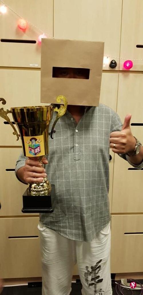 自称“老Uncle”的33岁参赛者抱病上场仍夺冠。(UFM100.3提供) 自称“老Uncle”的33岁参赛者抱病上场仍夺冠。(UFM100.3提供)